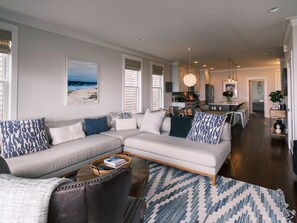 Smart TV, fireplace, video games, DVD player - Seabrook's Love Shack, the perfect oceanfront retreat for couples! (Pacific Beach)