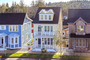 A row of residential houses with a central two-story house featuring a balcony and a small porch. - Seabrook's Madison House, ideally located near Town Center! (Pacific Beach)