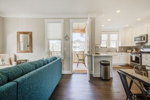TV, fireplace, video games, DVD player - Seabrook's Mainestay: Dog Friendly! (Pacific Beach)