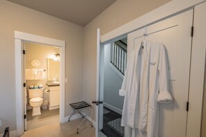 Hair dryer, towels - Seabrook's Mary Frances, a 2-bedroom townhome close to Town Center! (Pacific Beach)