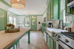 Fridge, microwave, oven, stovetop - *NEW* Seabrook's Kelp Wanted, a cozy 2-bedroom home! (Pacific Beach)
