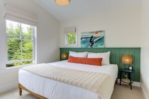 2 quartos, escrivaninha, ferros/tábuas de passar roupa