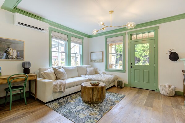 Una Smart TV, una chimenea, libros