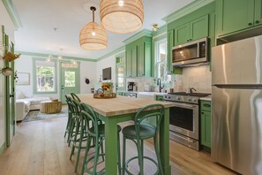 Frigorífico, microondas, horno y placa de cocina