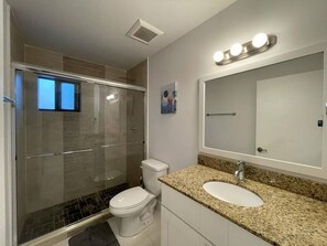 Sèche-cheveux, serviettes fournies