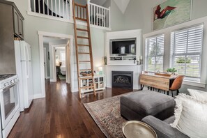 TV, fireplace, video games - Seabrook's Morningside: Dog Friendly! (Pacific Beach)