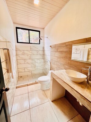 Haartrockner, Handtücher, Seife, Toilettenpapier