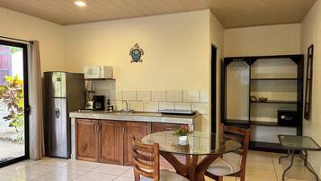 Een koelkast, een microgolfoven, een kookplaat