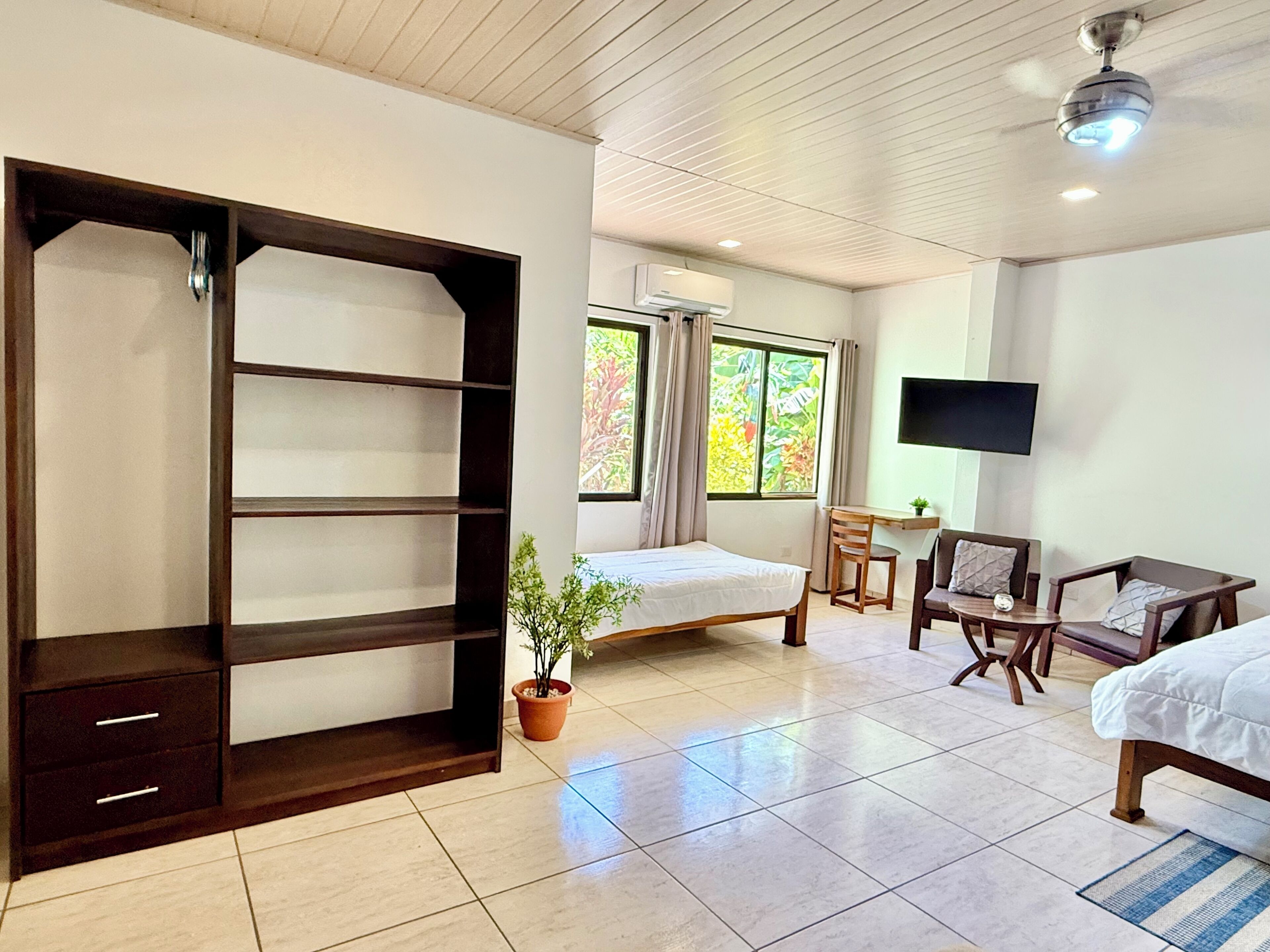 1 slaapkamer, een bureau, een strijkplank/strijkijzer, reisbedje