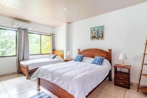 1 Schlafzimmer, Schreibtisch, Bügeleisen/Bügelbrett, Reisekinderbett
