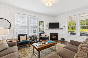 智能電視、壁爐、電子遊戲、DVD 播放機