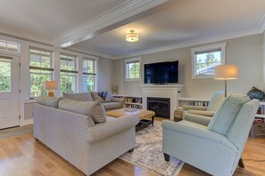 Smart TV, fireplace, video games, DVD player - *NEW* Seabrook's On The Rocks: Hot Tub & Dog Friendly (Pacific Beach)