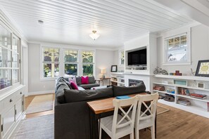 TV, peis, DVD-spiller og bøker