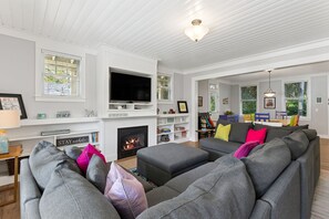 TV, peis, DVD-spiller og bøker