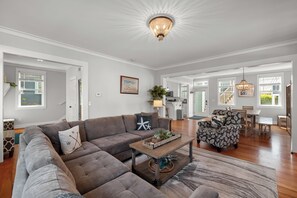 Téléviseur, foyer, lecteur de DVD, livres