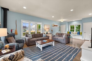 TV, DVD-spiller, bøker og kontorer