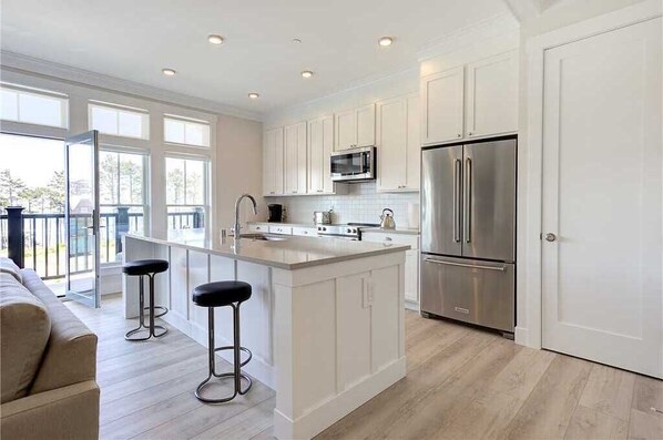 Refrigerador, microondas, horno y parrilla de estufa 