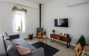 Smart TV, fireplace