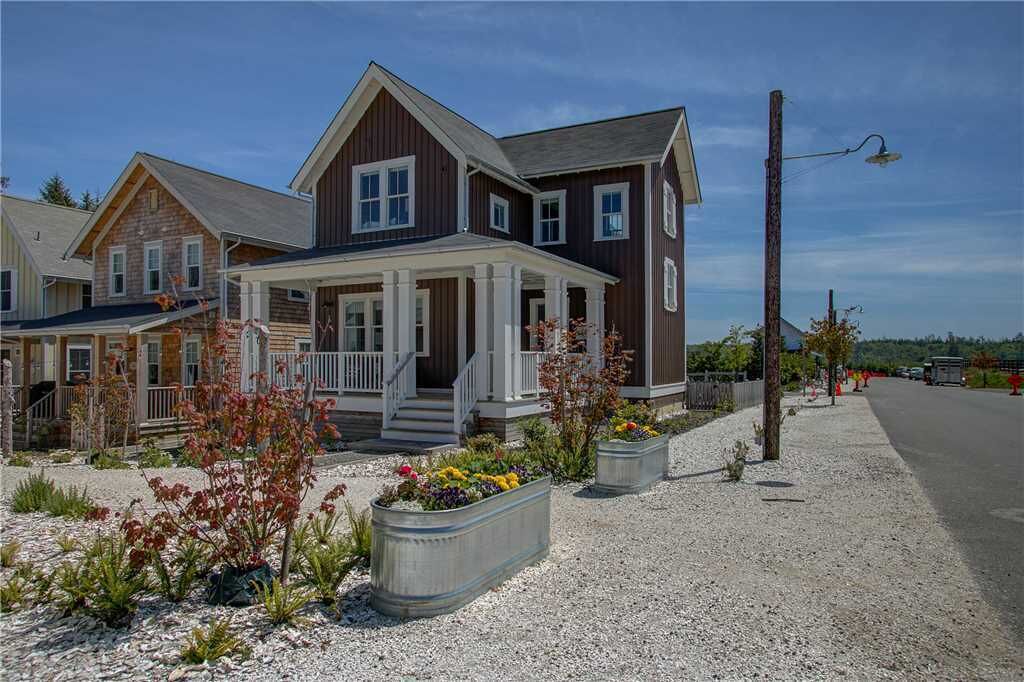 Seabrook's Shifting Gears, a spacious 3-bedroom home!