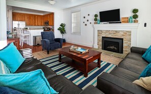 TV, fireplace, DVD player - *NEW* Seabrook's Sip N' Sea: Dog Friendly & Hot Tub (Pacific Beach)