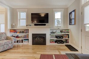 Smart-TV, Kamin, Videospiele, DVD-Player