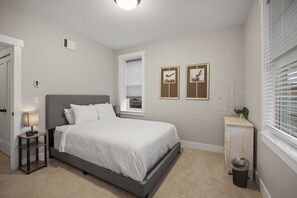 3 slaapkamers, een strijkplank/strijkijzer, gratis wifi, beddengoed