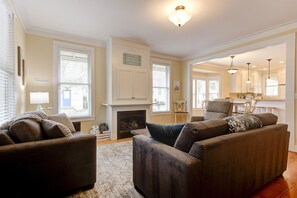 TV, fireplace, DVD player, books - Seabrook's Sunny Side Up: Dog Friendly! (Pacific Beach)