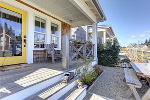 Outdoor dining - *NEW* Seabrook's Sweet Buttercup, a 2-bedroom quiet retreat! (Pacific Beach)