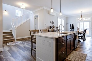 Dining - Seabrook's Krusty Krab: Dog Friendly, Hot Tub! (Pacific Beach)