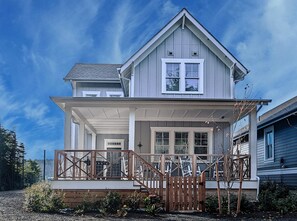 Exterior - Seabrook's Krusty Krab: Dog Friendly, Hot Tub! (Pacific Beach)