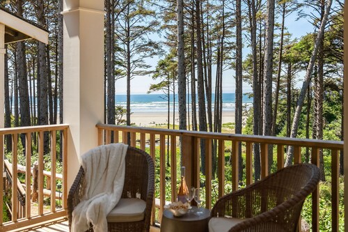 *NEW* The Beach House, a 5-bedroom home with amazing oceanviews!