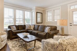 Smart TV, fireplace, video games, DVD player - *New* Seabrook's The Beach Pine: Dog Friendly, Hot Tub! (Pacific Beach)