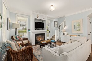 Een televisie, een open haard, videogames en een dvd-speler