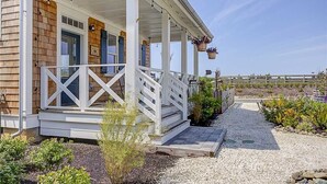 A house with a porch, a gravel pathway, and a garden with various plants. - *New* Seabrook's The Hitching Post: Dog friendly (Pacific Beach)