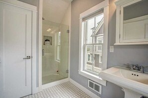 Hair dryer, towels - Seabrook's The Ladybug: A cozy studio for two! (Pacific Beach)