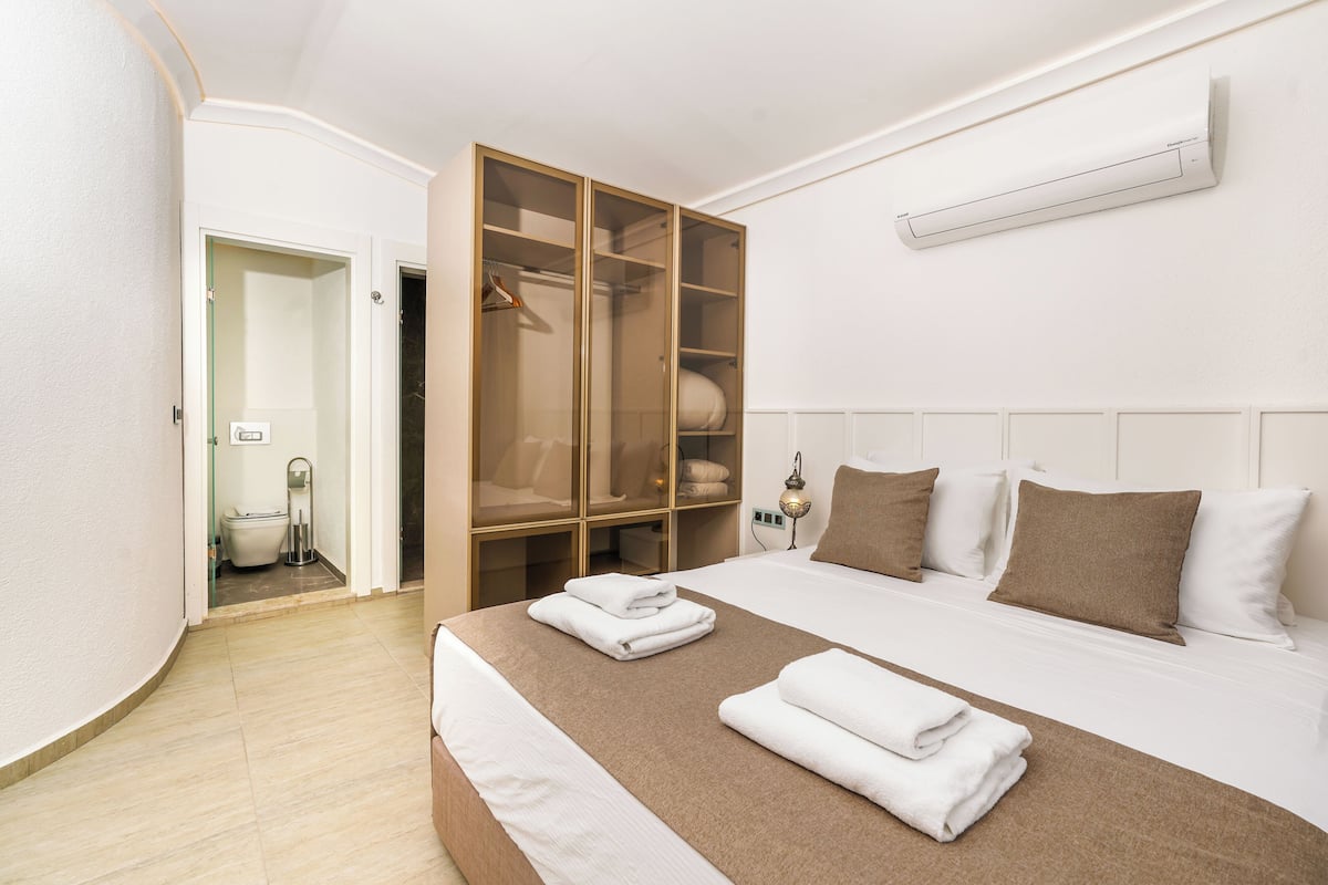 Penthouse Jacuzzi Suite | 1 bedroom, Egyptian cotton sheets, premium bedding, down duvets