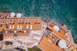 Private beach, black sand, sun loungers, beach umbrellas - Likya Gardens Hotel (Kas)