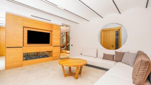 Villa Sidyma | 거실 공간 | 위성 채널 시청이 가능한 84인치 LED TV, TV