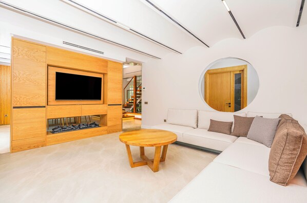 Villa Sidyma | 起居區 | 84-吋LED 液晶電視、衛星頻道、電視