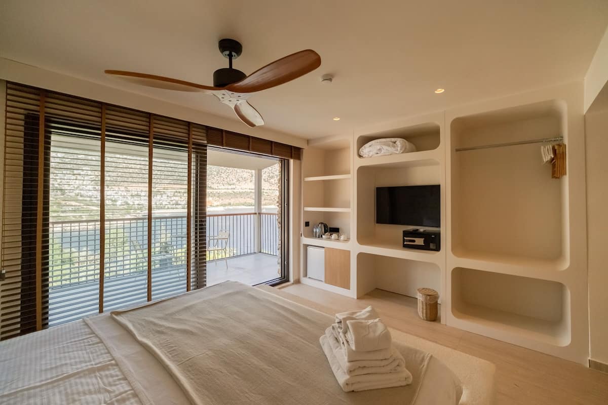 Comfort Suites | Egyptian cotton sheets, premium bedding, down duvets, Tempur-Pedic beds