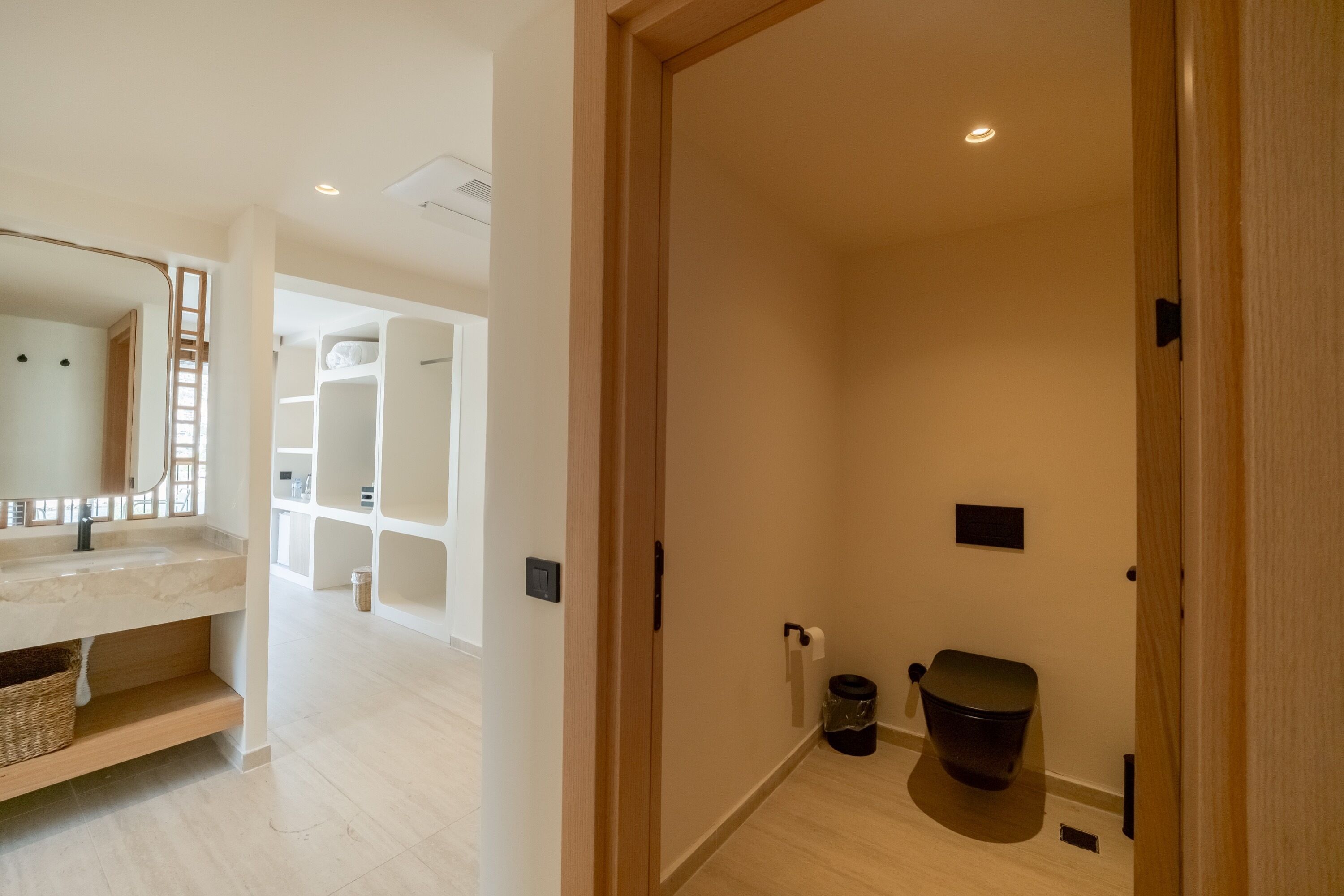 Ein modernes Badezimmer mit Toilette, Bidet und Spiegel.