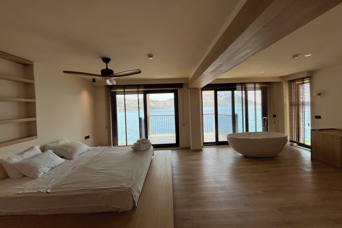 Waterfront Suites | Egyptian cotton sheets, premium bedding, down duvets, Tempur-Pedic beds