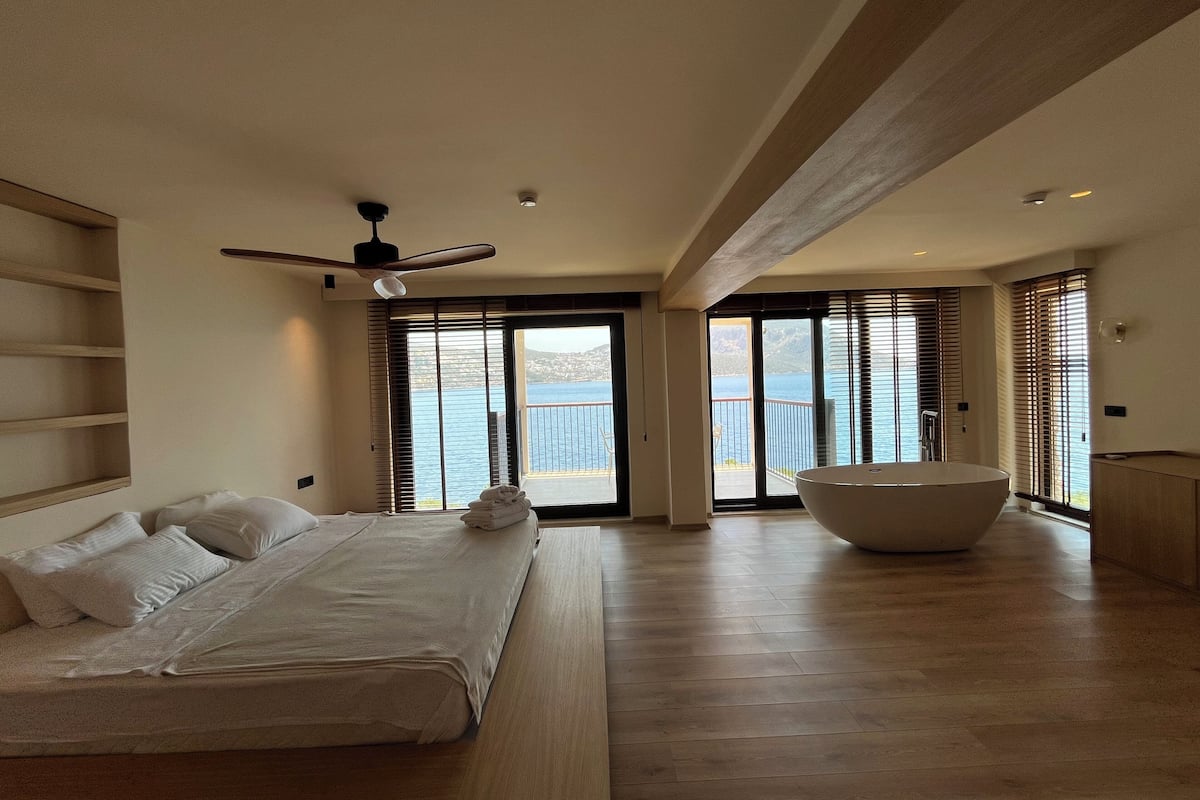 Waterfront Suites | Egyptian cotton sheets, premium bedding, down duvets, Tempur-Pedic beds