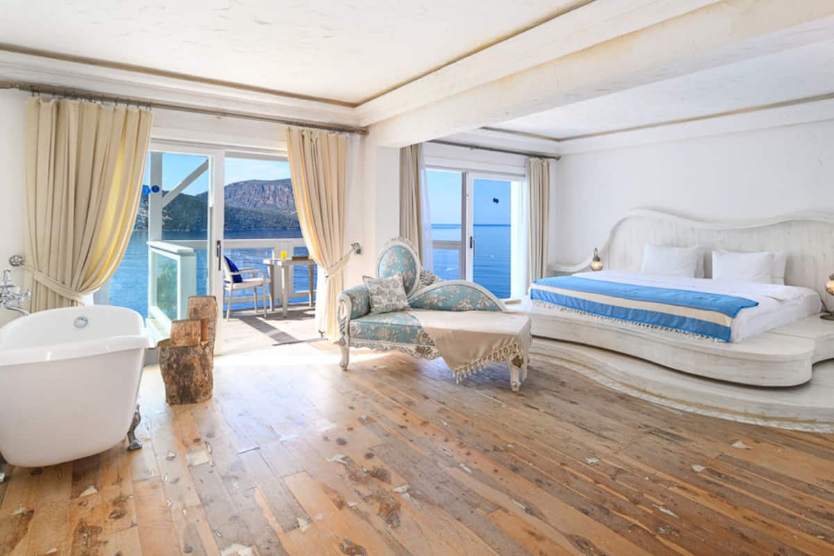 Waterfront Suites | 1 bedroom, Egyptian cotton sheets, premium bedding, down duvets