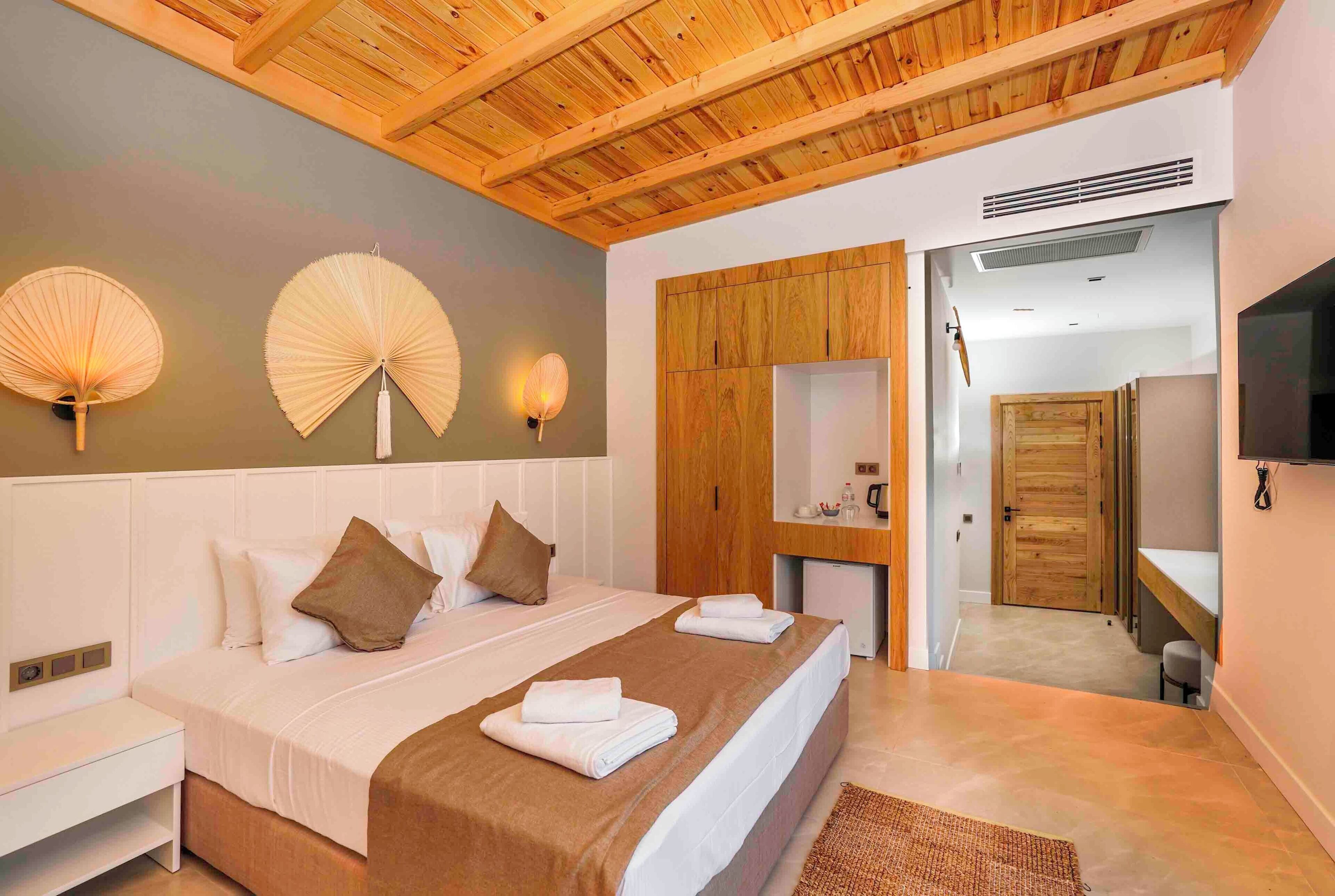 Garden Pool Suite | Egyptian cotton sheets, premium bedding, down comforters
