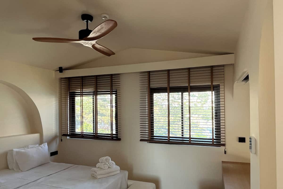 Penthouse Jacuzzi Suite | Egyptian cotton sheets, premium bedding, down duvets, Tempur-Pedic beds