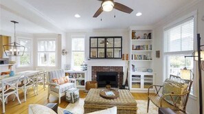Smart TV, chimenea, reproductor de DVD y libros 