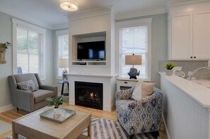 Fernseher, Kamin, DVD-Player