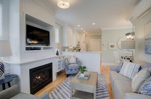 Fernseher, Kamin, DVD-Player