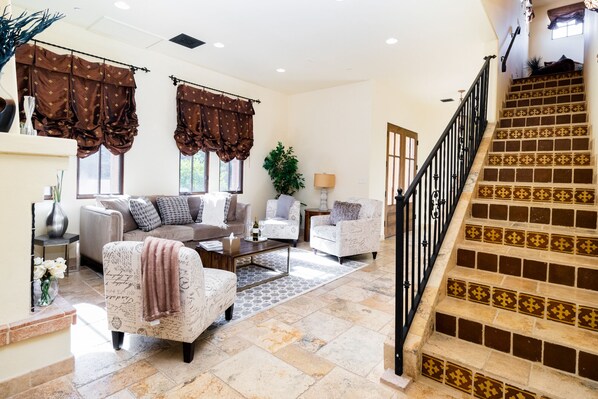 Smart TV, caminetto, impianto stereo, studio